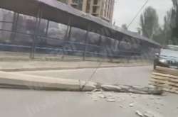 У Києві на дорогу впав стовп (відео)