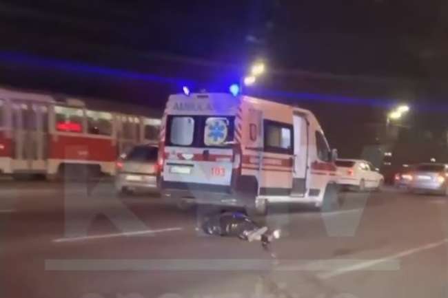 Смертельне ДТП біля метро «Чернігівська»: автівка збила пішохода (відео)
