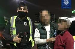 Патрульні повернули додому дідуся, який вночі опинився на трасі Київ – Одеса (фото)