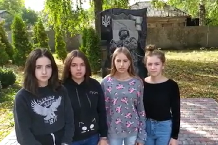 На Чернігівщині школярки влаштували танці біля пам'ятника загиблим на Донбасі