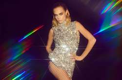  28-летняя модель Кара Делевинь устроила эротическую фотосессию 
  