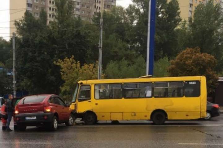 Дощ зробив свою справу: у Києві масові ДТП (фото, відео)