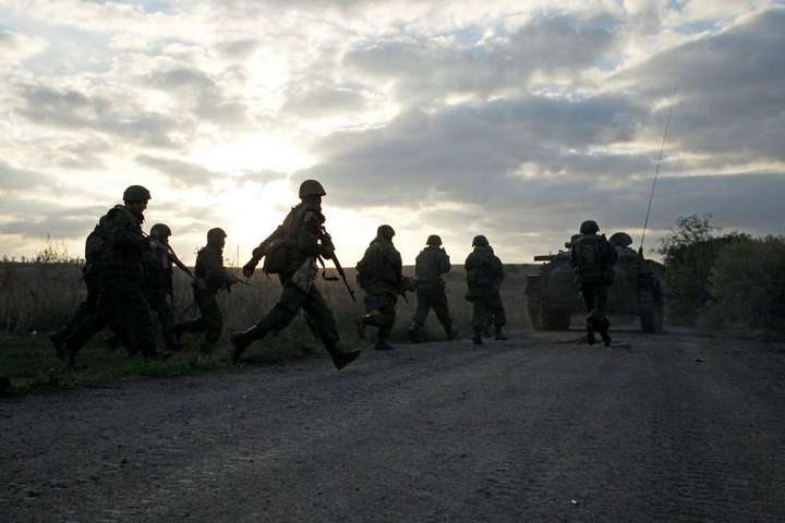 Окупанти на Донбасі шість разів порушили «тишу», поранено військового