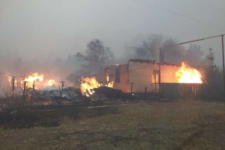 Луганщина у вогні: загорілися десятки будівель, 1200 – без електрики