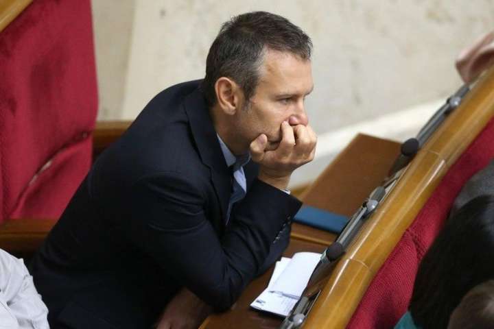Нардеп: Вакарчук досі отримує депутатську зарплату
