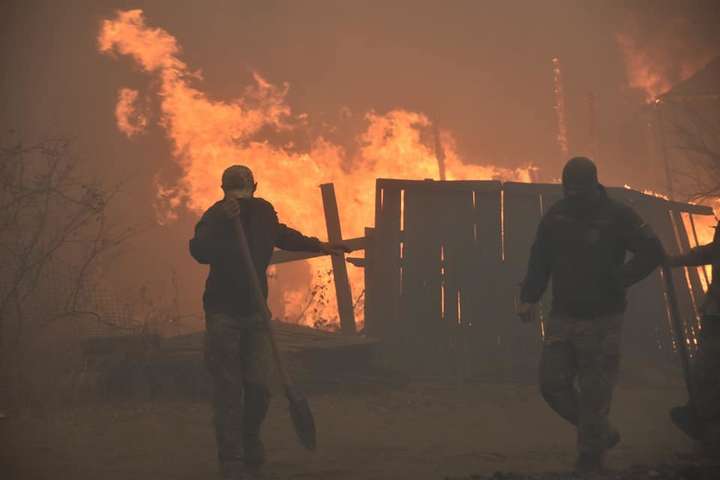 У Сєвєродонецьку скасували заняття в школах через евакуацію постраждалих від пожеж