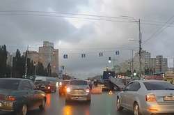 Ділянка дороги, де знаходиться фура, огороджена