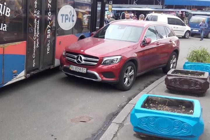 На Лук’янівці «герой парковки» заблокував рух тролейбусів (фото)