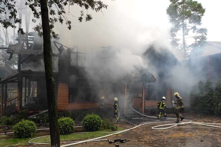 Серйозна пожежа під Києвом: згоріла будівля на території ресторану (фото, відео)
