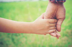 В Україні хочуть дозволити дітям-сиротам жити в прийомних сім'ях до 23 років