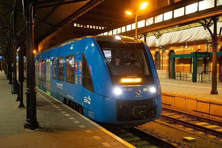 Водневий поїзд Coradia iLint виробництва французької компанії Alstom
&nbsp;
 - В Голландії успішно випробуваний водневий поїзд