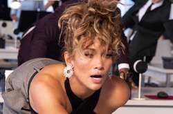  51-летняя певица Дженнифер Лопес похвасталась феноменальной фигурой 
  