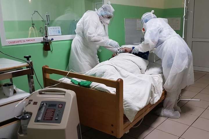 В українських лікарнях наразі перебувають понад 15,5 тисяч хворих на коронавірус
