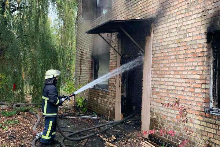 На території недіючого заводу в Києві сталася пожежа (фото)