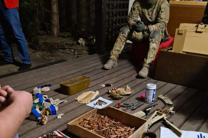 Співробітник СБУ зберігав вдома арсенал зброї та наркотики
