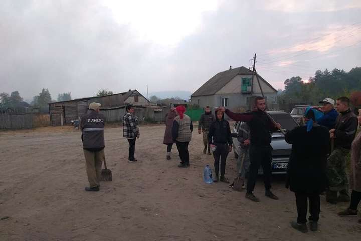 Рятувальники евакуюють ще одне село на Луганщині