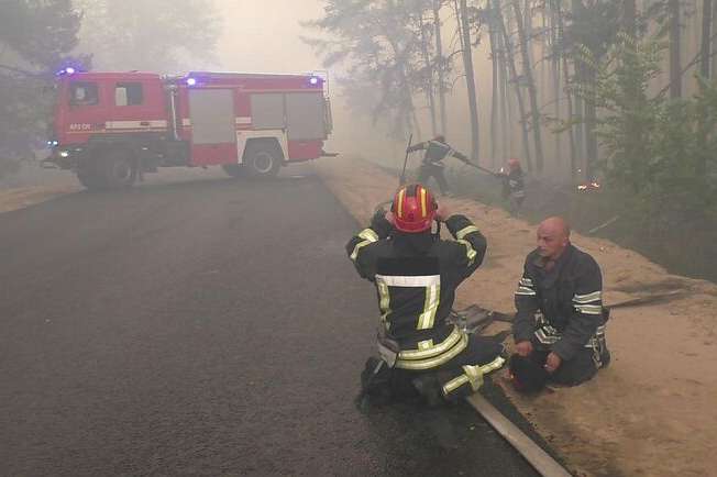 Пожежа обігнала автомобіль. Що відбувається на охопленій вогнем Луганщині