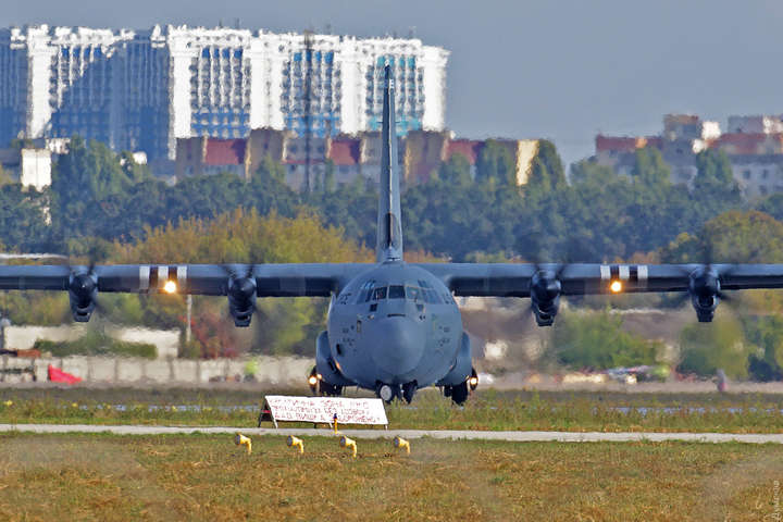 Військовий літак США, який здійснив аварійну посадку в Одесу, полетів після ремонту