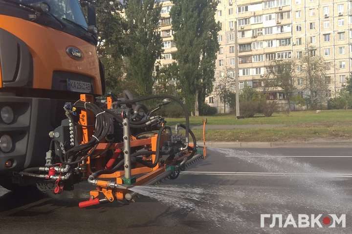 Вулиці Києва знову почали обробляти дезінфікуючими засобами (фото)