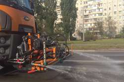 Вулиці Києва знову почали обробляти дезінфікуючими засобами (фото)