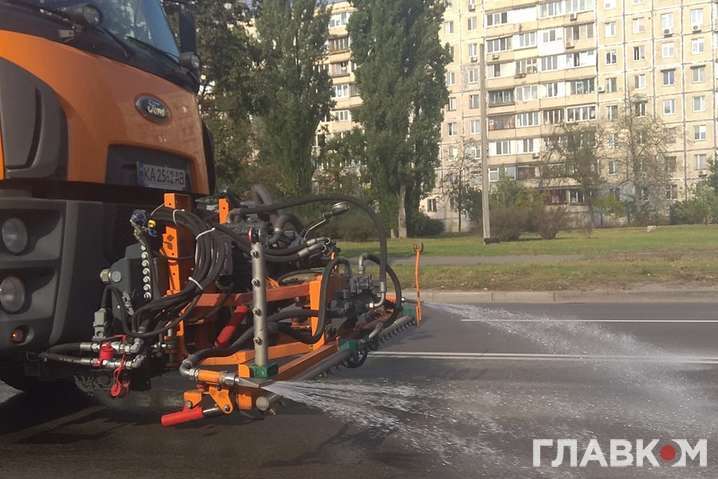 На улицы Киева вывели спецтехнику для дезинфекции дорог (фото)