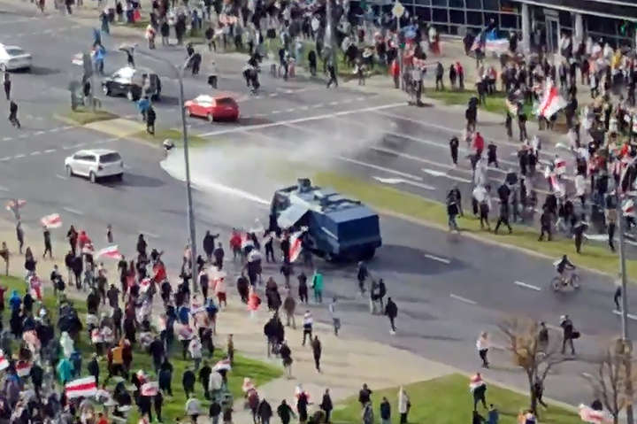 Демонстранти у Мінську зламали водомет на ходу (відео)