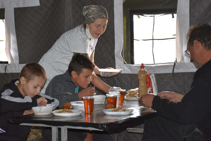 Пожежі на Луганщині: військові облаштували їдальню для жителів Луганщини, які зазнали лиха