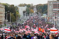 На марш протесту в Мінську вийшли понад 100 тисяч осіб