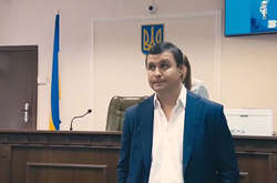 Схопив селищного голову за шию і розбив його телефон. Суд відмовився закривати справу проти одіозного екснардепа