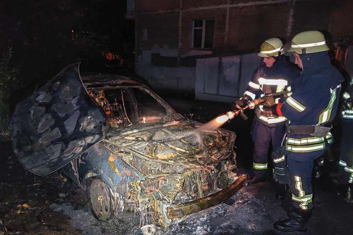 Вночі у Києві палали автомобілі (фото)