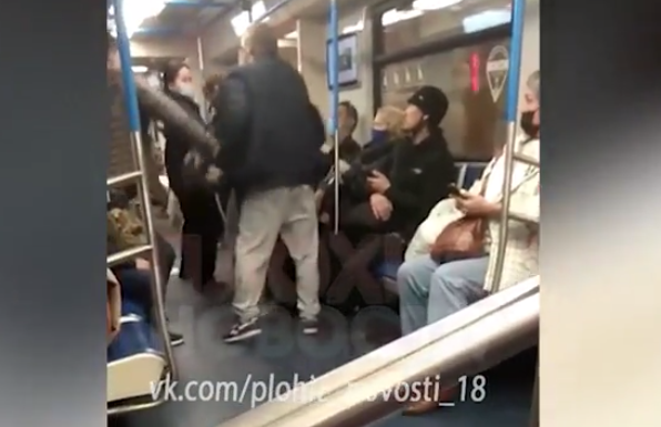 У Москві побили жінку, яка кашляла в метро 