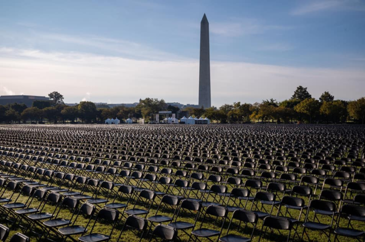 У США поставили 20 тисяч порожніх стільців у пам'ять про померлих від Covid-19
