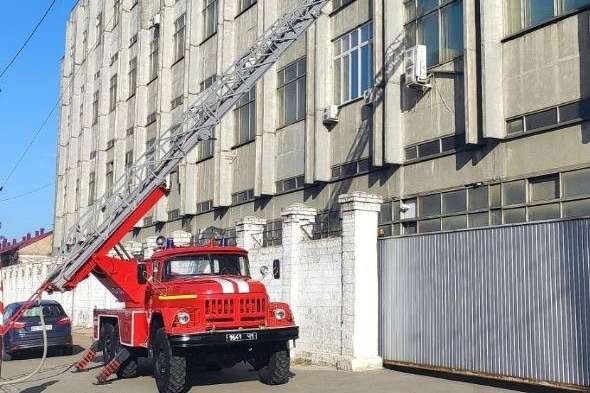 В адмінбудівлі київського радіозаводу сталася пожежа (фото)