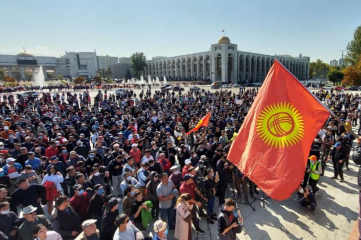 У Киргизстані люди вийшли на протест після парламентських виборів