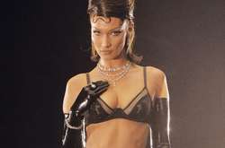  23-летняя Белла Хадид поделилась тем, что осталось за кадром провокационного бельевого шоу Рианны Savage X Fenty 
  