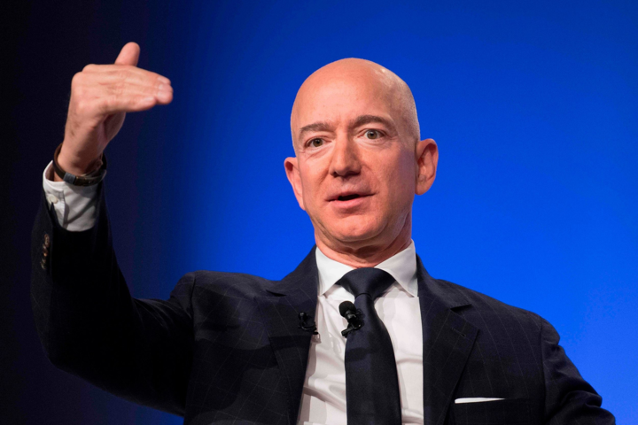 Працівники Amazon влаштували мітинг під будинком найбагатшої людини світу