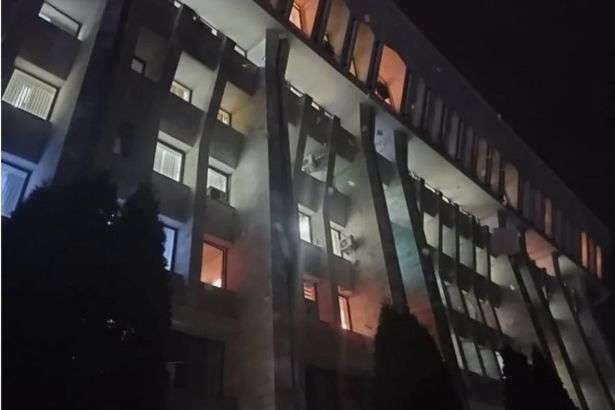 У Бішкеку горить парламент, який захопили протестувальники