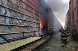 Пожежа виникла у двох пустих товарних вагонах