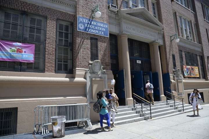 Школи Нью-Йорка закривають на карантин через спалах Covid-19