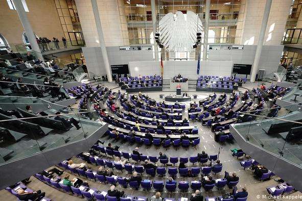 У Бундестазі запроваджують масковий режим до середини січня