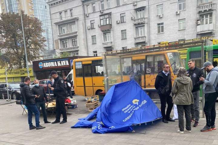 У Києві молодики з ножами напали на агітаційний намет (фото)