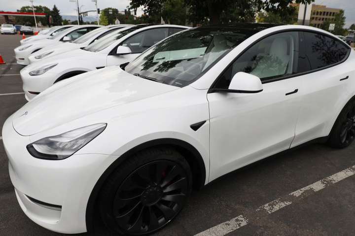 У Tesla «зірвало дах» під час руху, вона щойно виїхала з автосалону: відео