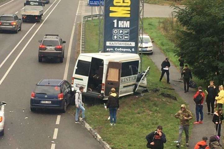 Під Києвом зіткнулися легковик і мікроавтобус: близько десяти постраждалих (фото)