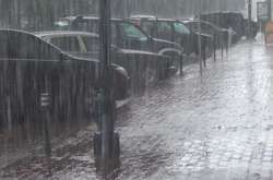 Зранку в Києві йде сильний дощ