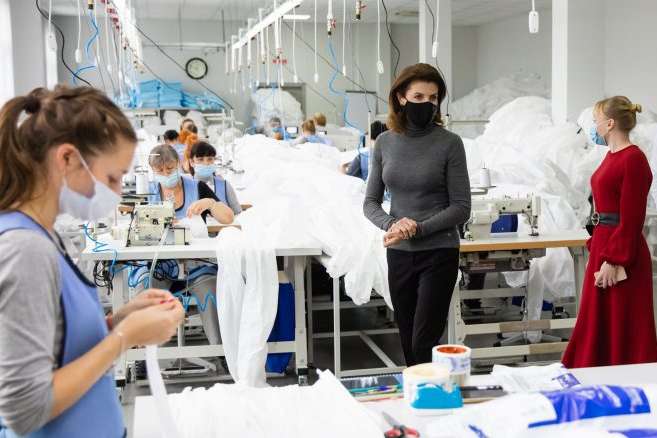 В Україні почали виготовляти високоякісні захисні костюми для медиків – Марина Порошенко