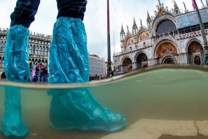 У Венеції вперше за 1200 років підняли дамбу і зупинили повінь