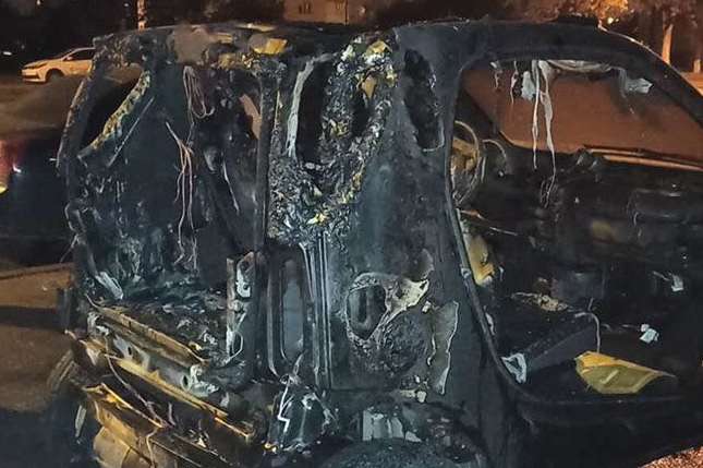 Вночі невідомий спалив два автомобілі в Києві (фото)