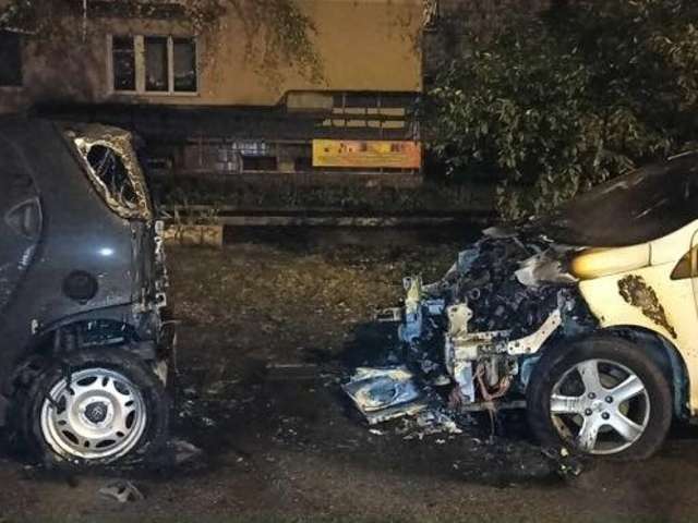 В Киеве неизвестный сжег два автомобиля одного собственника