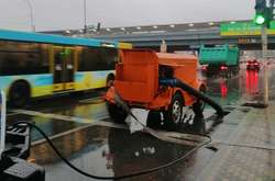 Спецтехніка чергує на розв’язці поблизу станції метро «Лівобережна»