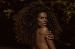 23-летняя Тина Кунаки похвасталась удивительно стройной фигурой в провокационном наряде